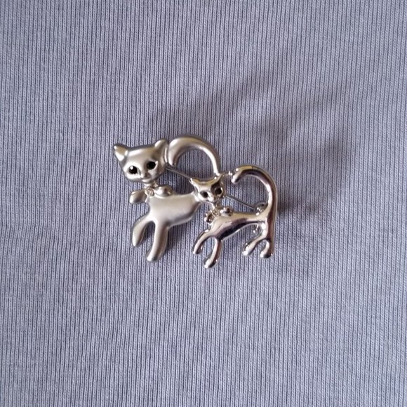 Pretty, cat/kitten brooch, green faceted glass eyes & clear glass jewel on bow - Picture 3 of 6